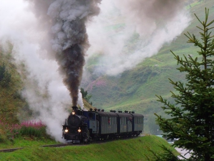 DFB&nbsp;1 mit dem erstem Zug des Tages von Realp nach Oberwald beginnt den Aufstieg, nur wenige Meter hinter dem Start der Zahnstange im Gleis, um 10:24h am 24.08.2014