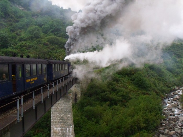 DFB&nbsp;1 mit dem erstem Zug des Tages von Realp nach Oberwald auf der Wilerbrücke, um 10:24h am 24.08.2014