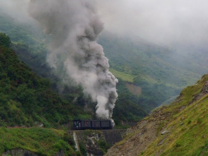 DFB&nbsp;1 mit dem erstem Zug des Tages von Realp nach Oberwald am Berghang des Furkareuss-Tales oberhalb der Wilerbrücke, um etwa 10:25h am 24.08.2014