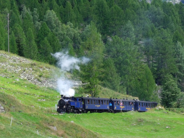 DFB&nbsp;1 (= FO&nbsp;1) mit Zug aus Realp, am Berghang kurz vor der Einfahrt von Oberwald, um 12:24h am 24.08.2014
