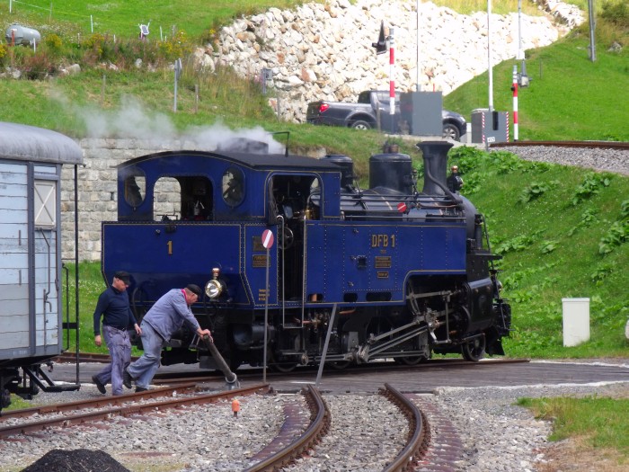 DFB&nbsp;1 (= FO&nbsp;1) wird im reinen Handbetrieb auch in Oberwald gedreht, was erstaunlich gut mit 2 Personen an den Hebeln funktioniert trotz der recht schweren Maschinen, Oberwald um 12:32h am 24.08.2014