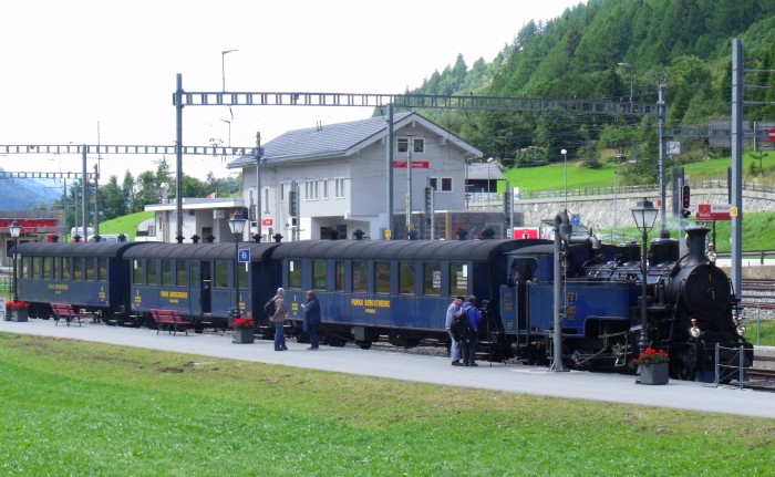 DFB&nbsp;1 schon vor den Zug für die Rückfahrt nach Realp gekuppelt, Bahnhof Oberwald um 12:41h am 24.08.2014