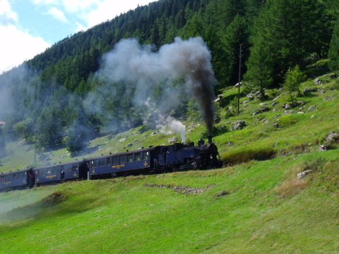 DFB&nbsp;1 mit dem nachmittäglichen Zug zurück von Oberwald nach Realp, erste Steigungsfahrt gleich hinter der Ausfahrt Oberwald, um 13:54h am 24.08.2014