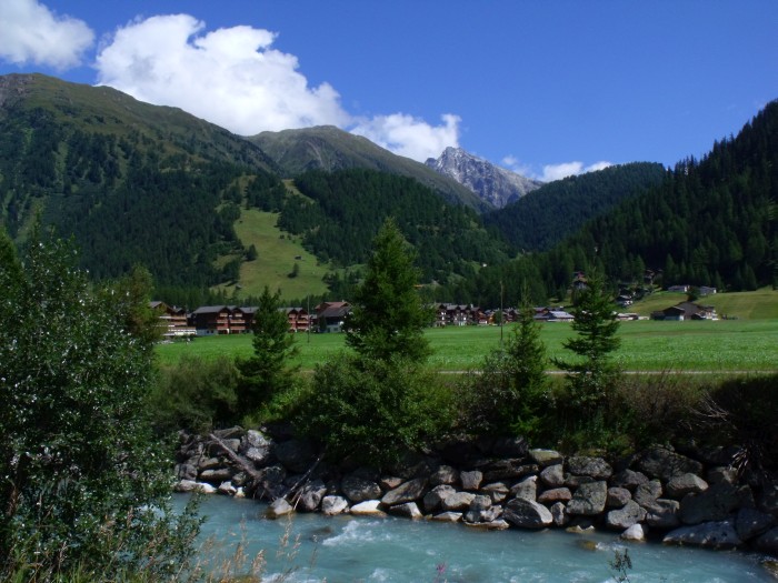 Ein typischer und schöner Blick bei klarem und fotogenen Wetter in die Alpen auf die Hungerberge und in Richtung Ortsteil Obergoms, vom Ufer der Rhone aus in Unterwassern, die hier aber noch nach örtlicher Mundart &bdquo;Rotten&ldquo; heißt, um 14:22h am 24.08.2014