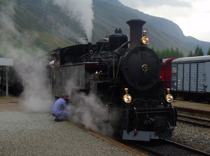 FO&nbsp;4 vor dem ersten Zug Realp-Oberwald an diesem Wochenende am Bahnsteig im Bahnhof Realp, etwa um 9:45h am 14.08.2015