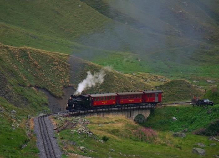 Lok&nbsp;9 (als BFD&nbsp;9) mit dem nachmittäglichen Zug von Realp nach Gletsch, im oberen Furkareusstal auf dem Steinstafelviadukt, um 14:51h am 15.08.2015
