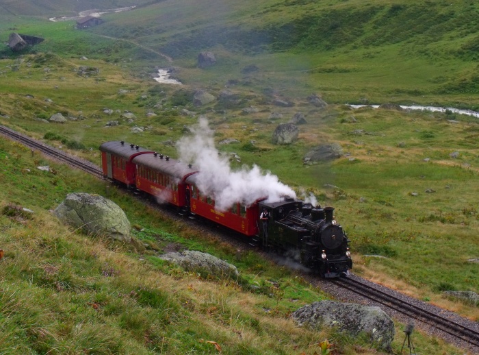 BFD&nbsp;9 mit dem nachmittäglichen Zug von Realp nach Gletsch, im oberen Furkareusstal zwischen Steinstafelviadukt und Sidelenbach, um 14:52h am 15.08.2015