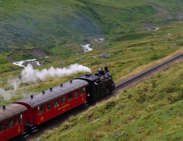 BFD&nbsp;9 mit dem nachmittäglichen Zug von Realp nach Gletsch, im oberen Furkareusstal zwischen Steinstafelviadukt und Sidelenbach, um 14:52h am 15.08.2015