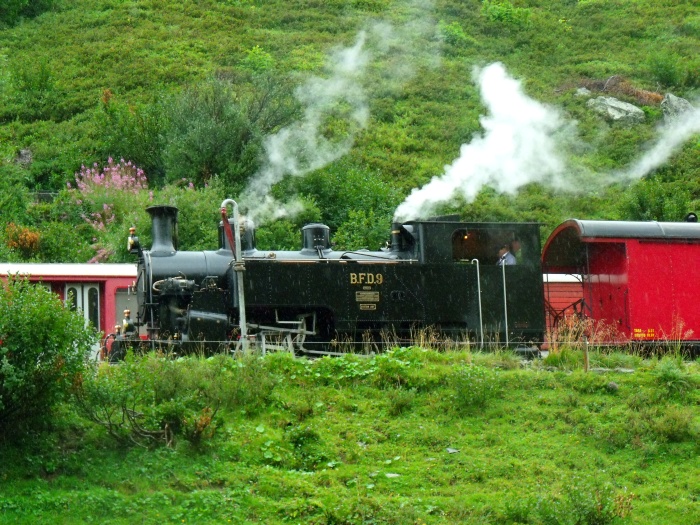 BFD&nbsp;9 mit Zug von Oberwald abwärts nach Realp, beim kurzen Wasserhalt im Hp Tiefenbach, um 12:21h am 15.08.2015