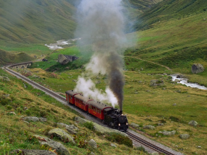 BFD&nbsp;9 mit dem nachmittäglichen Zug Realp-Gletsch im oberen Furkareusstal hinter dem Steinstafelviadukt, um 14:52h am 15.08.2015