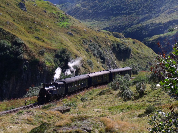 DFB&nbsp;1 mit dem ersten Zug des Tages, fotografiert direkt vor dem Mikrofon kurz vor der Steffenbachschlucht, um 10:28h am 28.08.2015