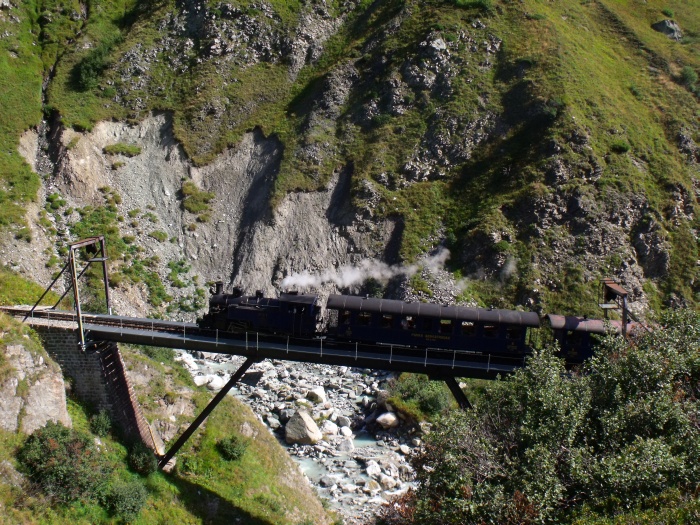 DFB&nbsp;1 mit dem ersten Zug des Tages, fotografiert auf der Steffenbachbrücke, um 10:28h am 28.08.2015