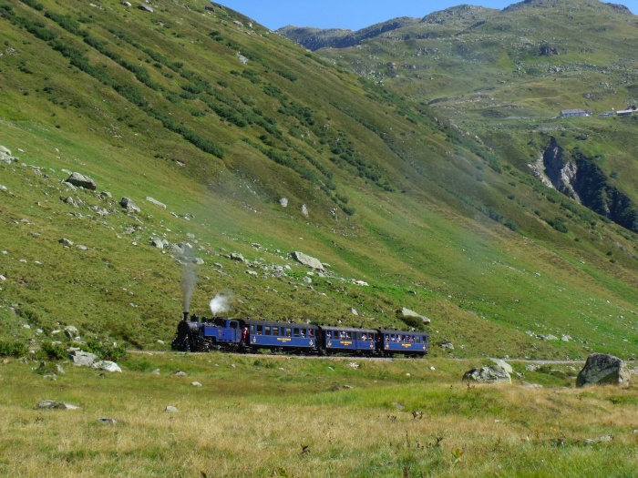 DFB&nbsp;1 mit Zug Realp-Oberwald, im Tal der oberen Furkareuss etwa 500m oberhalb des Steinstafelviadukts, um 10:45h am 29.08.2015