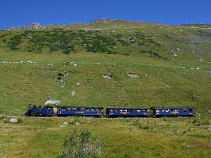 DFB&nbsp;1 mit Zug Realp-Oberwald, im Tal der oberen Furkareuss etwa 500m oberhalb des Steinstafelviadukts, um 10:45h am 29.08.2015