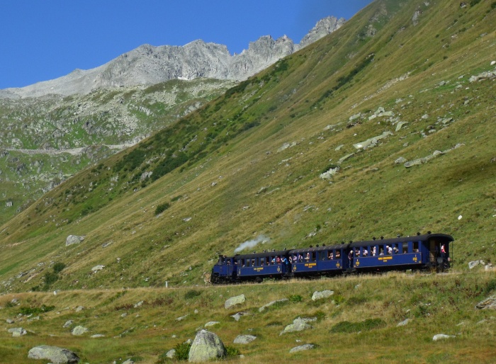 DFB&nbsp;1 mit Zug Realp-Oberwald, im Tal der oberen Furkareuss etwa 500m oberhalb des Steinstafelviadukts, um 10:45h am 29.08.2015