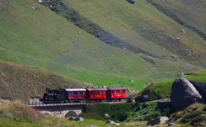 Lok&nbsp;6 (WEISSHORN) mit Zug Realp-Gletsch, im Tal der oberen Furkareuss direkt auf dem Steinstafelviadukts, um 11:50h am 29.08.2015