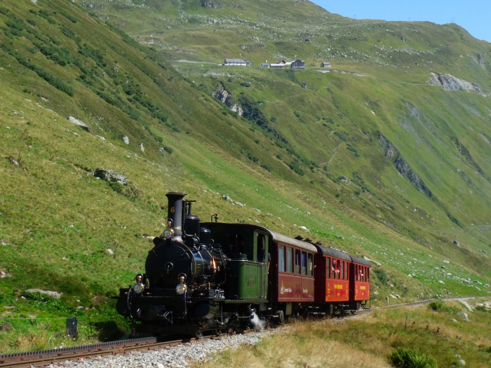 Lok&nbsp;6 (WEISSHORN) mit Zug Realp-Gletsch, im Tal der oberen Furkareuss etwa 500m oberhalb des Steinstafelviadukts, um 11:51h am 29.08.2015