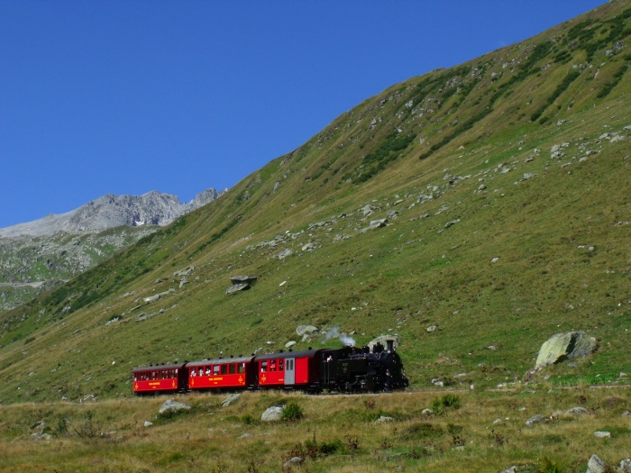 BFD&nbsp;9 kommt mit dem Zug Oberwald &rarr;Realp abwärts fahrend zwischen Sidelenbach und Steinstafelviadukt im oberen Furkareusstal, um 12:12h am 29.08.2015