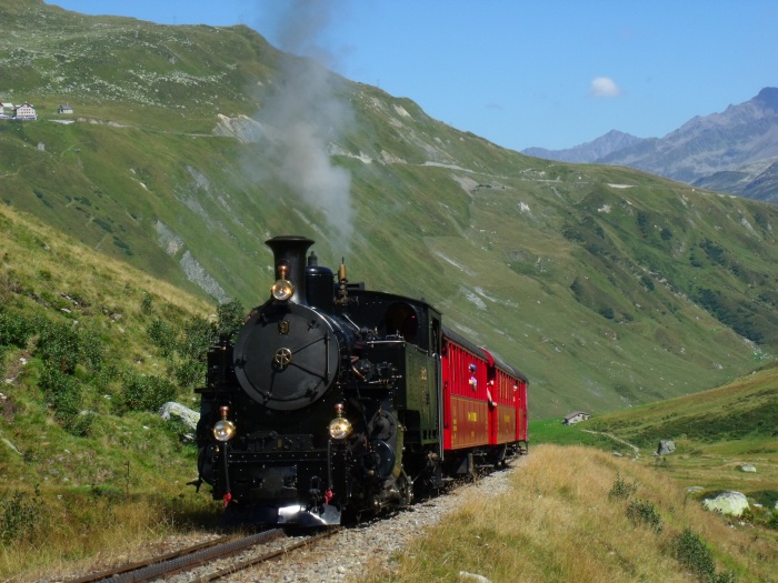 BFD&nbsp;9 mit Zug Realp- Gletsch (-Oberwald), im Tal der oberen Furkareuss zwischen Steinstafel und Sidelenbach, um 14:44h am 29.08.2015