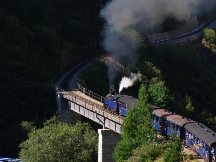 DFB&nbsp;1 mit erstem Zug Realp&rarr;Oberwald des Tages, direkt auf der Wiler-Bahnbrücke hinter Realp, um 10:20h am 30.08.2015