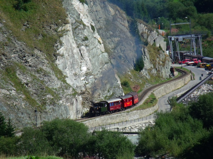 Lok&nbsp;6 WEISSHORN mit Zug Realp-Gletsch, hinter dem Betriebswerk der DFB an der Felswand und der rauschenden Reuss, um 11:22h am 30.08.2015