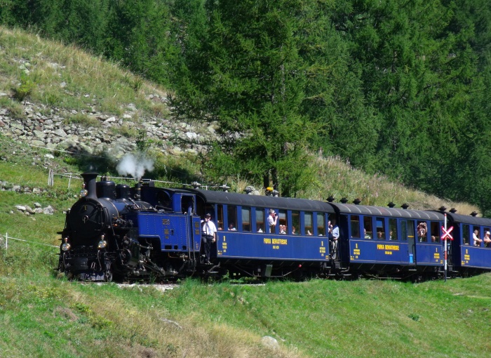 DFB&nbsp;1 mit Zug Realp&rarr;Oberwald kommt die Steigung abwärts nach Oberwald hinein gefahren, um 12:23h am 30.08.2015