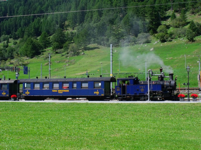 DFB&nbsp;1 bereits vor dem Zug von Oberwald zurück nach Realp schon am Bahnsteig im Bahnhof Oberwald bereit gestellt, um 13:07h am 30.08.2015