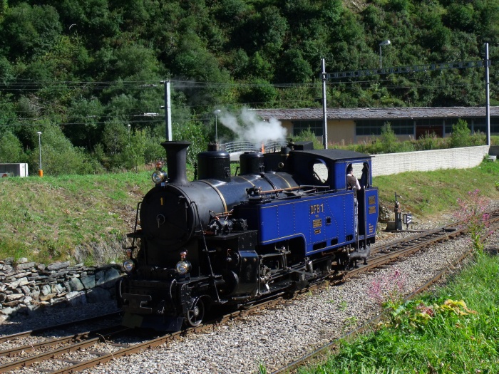 DFB&nbsp;1 fährt rückwärts Richtung Bw, Bahnhof Realp um 16:10h am 30.08.2015