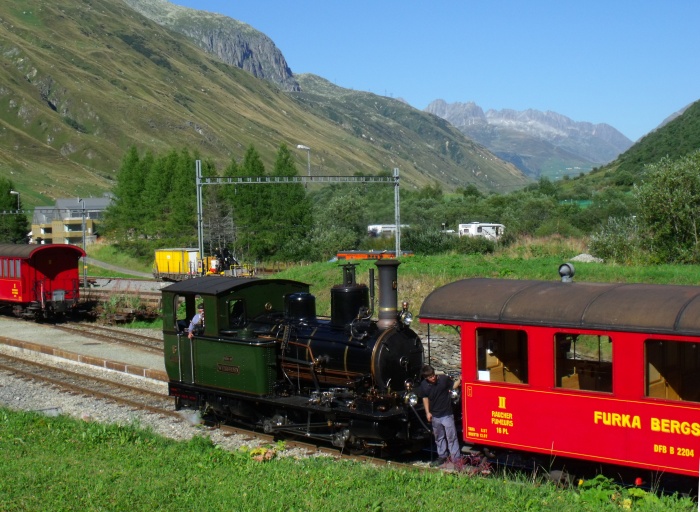 Lok&nbsp;6 WEISSHORN drückt einige Minuten nach der Ankunft im Bahnhof Realp den Zug zurück hoch auf das Streckengleis, um 16:52h am 30.08.2015