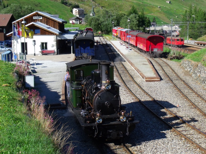 Lok&nbsp;6 in Warteposition für den vorbeirollenden Zug, Bahnhof Realp um 16:53h am 30.08.2015