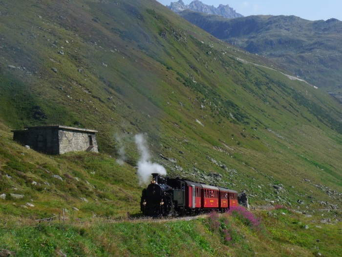 B.F.D.&nbsp;9 vor dem ersten Zug (Nr.133) Realp-Oberwald unterhalb vom Bahnhof Furka, um 10:55h am 25.08.2017