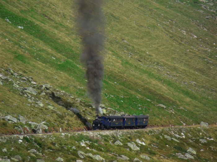 DFB&nbsp;1 (die blaue...) mit Zug Nr.157 nach Oberwald, ebenfalls etwa bei Strecken-km&nbsp;52,8 sowohl fotografiert als auch akustisch aufgenommen, um 15:06h am 25.08.2017