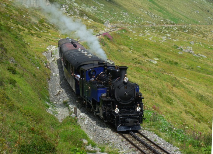 DFB&nbsp;1 (die blaue...) mit Zug Nr.157 nach Oberwald, ebenfalls etwa bei Strecken-km&nbsp;52,8 sowohl fotografiert als auch akustisch aufgenommen, um 15:06h am 25.08.2017