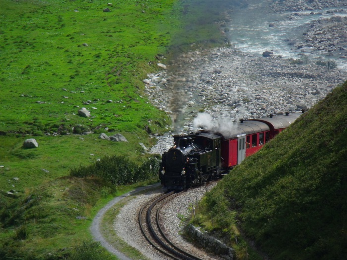 B.F.D.&nbsp;9 mit Zug Nr.133 nach Oberwald, in den Kurven des Reuss-Tals hinter Tiefenbach, um 10:47h am 25.08.2017