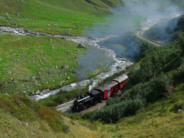 B.F.D.&nbsp;9 mit Zug Nr.133 nach Oberwald, in den Kurven des Reuss-Tals hinter Tiefenbach, um 10:47h am 25.08.2017
