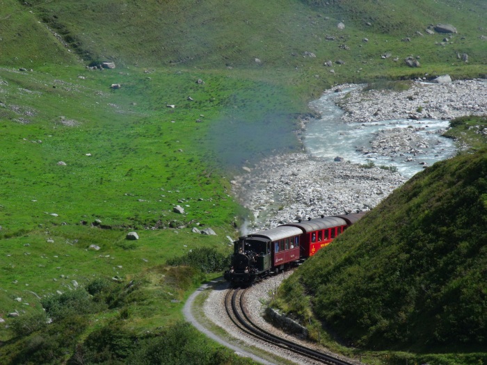 Lok&nbsp;6 (WEISSHORN, ex VZ) mit Zug Nr.139 nach Gletsch, ebenfalls in den Kurven oberhalb vom Haltepunkt Tiefenbach, um 11:54h am 26.08.2017