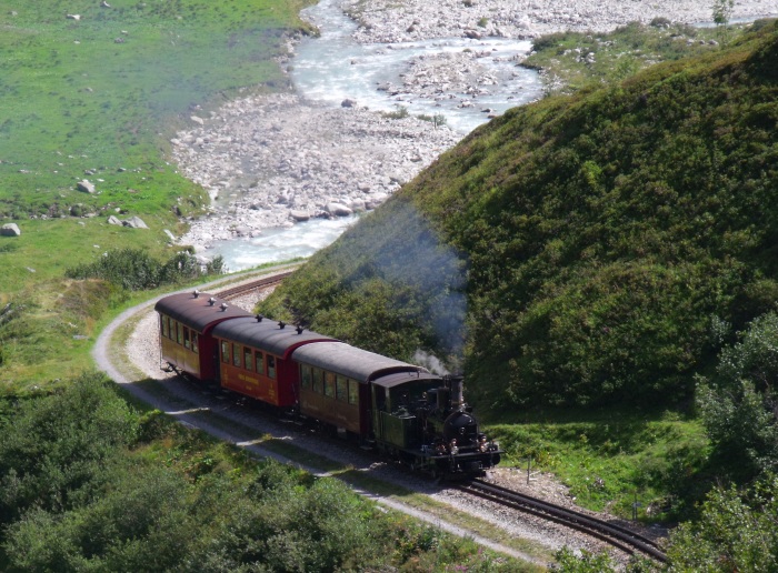 Lok&nbsp;6 mit Zug Nr.139 nach Gletsch, in den Kurven oberhalb vom Haltepunkt Tiefenbach, um 11:54h am 26.08.2017