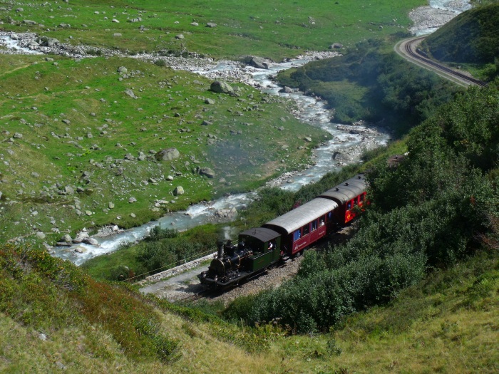 Lok&nbsp;6 mit Zug Nr.139 nach Gletsch, in den Kurven oberhalb vom Haltepunkt Tiefenbach, um 11:54h am 26.08.2017