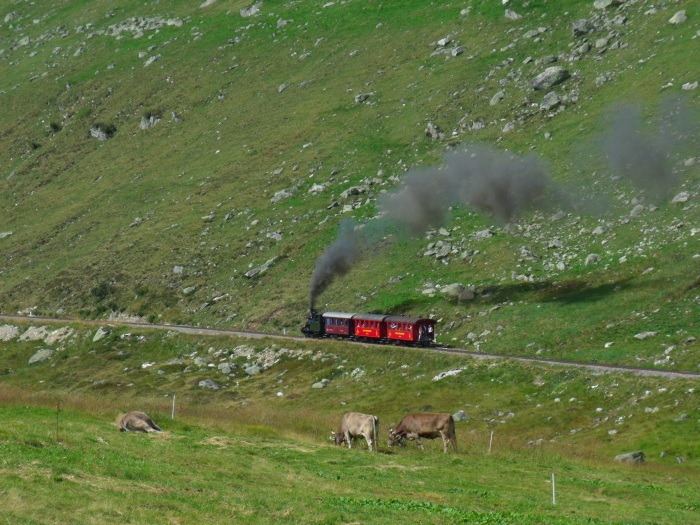 Lok&nbsp;6 mit Zug Nr.139 nach Gletsch, oberhalb vom Steinstafelviadukt, ca. 11:55h am 26.08.2017