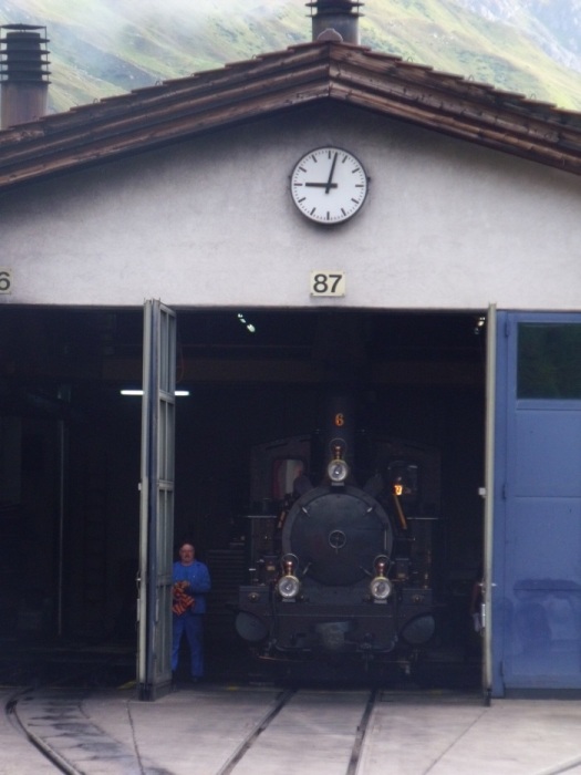 Am Morgen des 27.08.2017 um 9:00h wird Lok&nbsp;6&nbsp;WEISSHORN für ihren Einsatz vor dem Zug nach Gletsch bereits vorbereitet