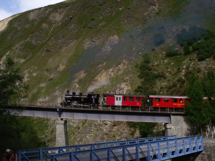 B.F.D.&nbsp;9 mit Zug Nr.133 (&rarr;Oberwald) direkt auf der Wiler-Bahnbrücke, um 10:22h am 27.08.2017
