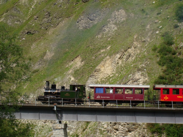Lok&nbsp;6 (ex VZ) WEISSHORN mit Zug Nr.139 nach Gletsch direkt auf der Wiler-Bahnbrücke, um 11:19h am 27.08.2017