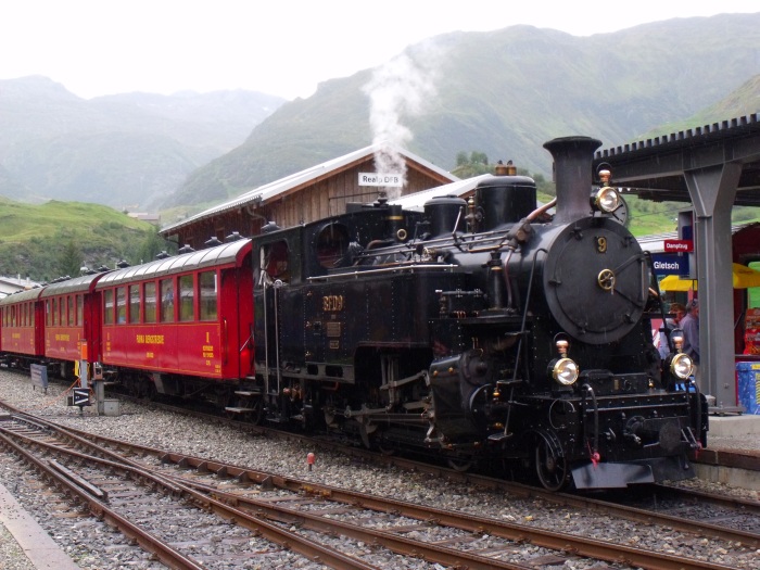 B.F.D.&nbsp;9 ist soeben mit Zug158 aus Oberwald im unangnehmen, anhaltenden Regen im Bahnhof Realp eingetroffen, um 16:06h am 27.08.2017
