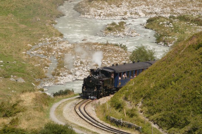 Lok FO&nbsp;4 mit Zug Nr.157 in den Kurven im Reuss-Tal hinter Bahnhof Tiefenbach und vor dem Steinstafel-Viadukt, um 14:48h am 11.08.2022