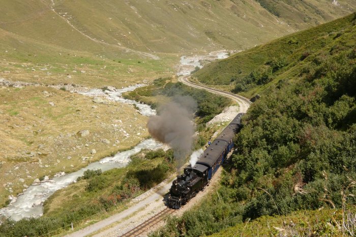 Lok FO&nbsp;4 mit Zug Nr.157 in den Kurven im Reuss-Tal hinter Bahnhof Tiefenbach und vor dem Steinstafel-Viadukt, um 14:48h am 11.08.2022