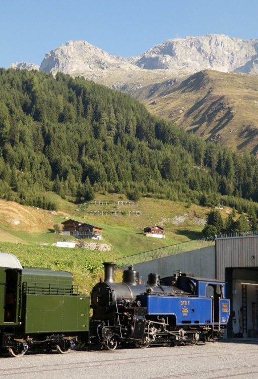 HG3/4 DFB&nbsp;1 (ex B.F.D&nbsp;1, ex FO&nbsp;1) ausgestellt neben der Dampfschneeschleuder und vor der neuen großen Wagenhalle in Realp, um 8:57h am 12.08.2022