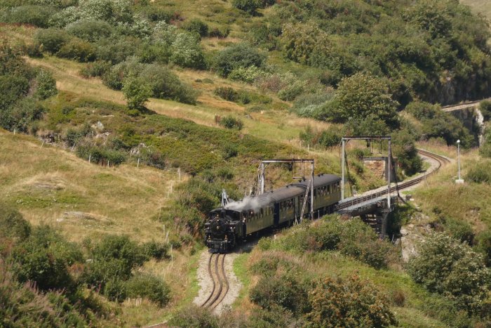 FO&nbsp;4</span>&nbsp; mit Zug 134 nach Realp abwärts fahrend auf der Steffenbacbrücke fotografiert, um 12:48h am 12.08.2022