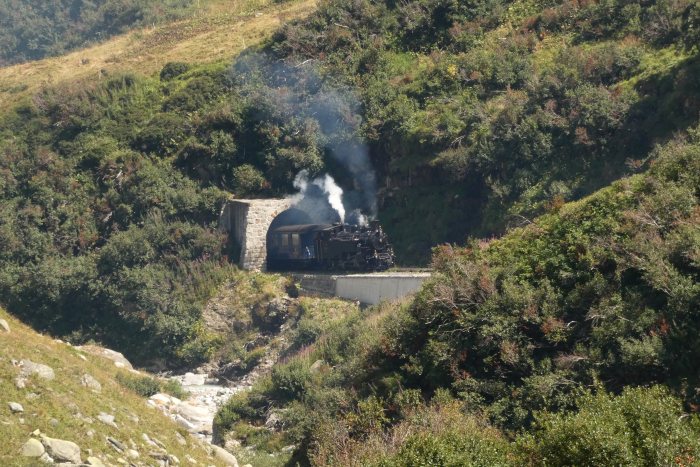FO&nbsp;4 kommt mit Zug 157 (&rarr;Oberwald) aus dem Alt-Senntumstafel-Tunnel&nbsp;II heraus bergauf gefahren, um 14:34h am 12.08.2022