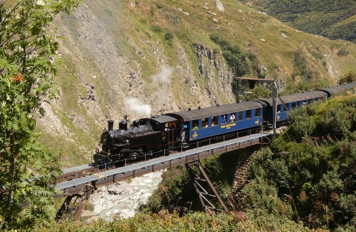 FO&nbsp;4 mit Zug 157 (&rarr;Oberwald) auf der Steffenbachbrücke, um 14:35h am 12.08.2022