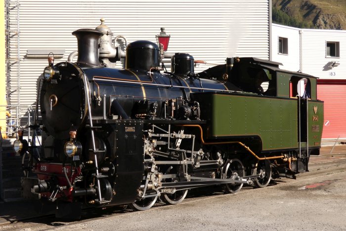 Lok 704&nbsp;DFB steht schon bereit für den ersten Zug in der Remise Realp vor dem Diesellok-Schuppen, um 9:10h am 13.08.2022